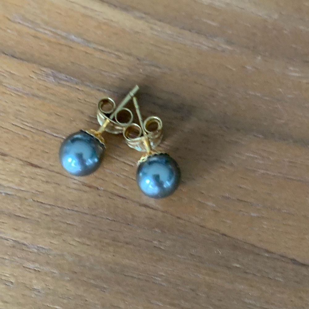 7mm Majorca Gray Pearls set in gold backing & posts. Never worn.
